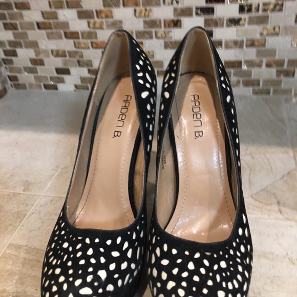 Layered Faux Black Suede Netting overlay. 5”Heels - Picture 4 of 6